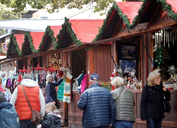 Der Weihnachtsmarkt in Essen-Steele hat als einer der ersten in Nordrhein-Westfalen geöffnet. - © Roland Weihrauch/dpa