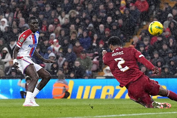 Ismaila Sarr (l) traf vor der Halbzeit in Liverpool zweimal für Crystal Palace. - © Peter Byrne/PA Wire/dpa