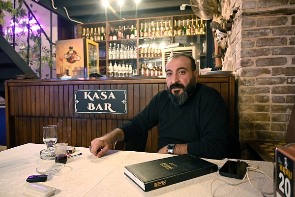 Der Gastronom Cahit betreibt ein traditionelles türkisches Gasthaus in der zerstörten Altstadt Antakyas. - © Anne Pollmann/dpa
