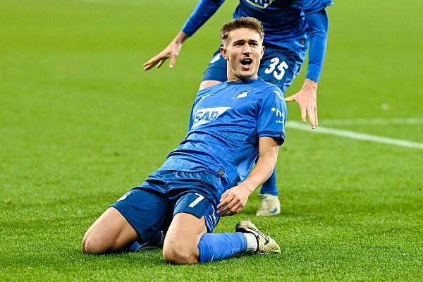 Ein junger «Leader»: Tom Bischof, hier beim Torjubel für Hoffenheim. - © Uwe Anspach/dpa