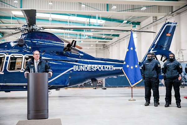 Die Drohnenabwehr soll auch dank Technik verbessert werden. - © Carsten Koall/dpa