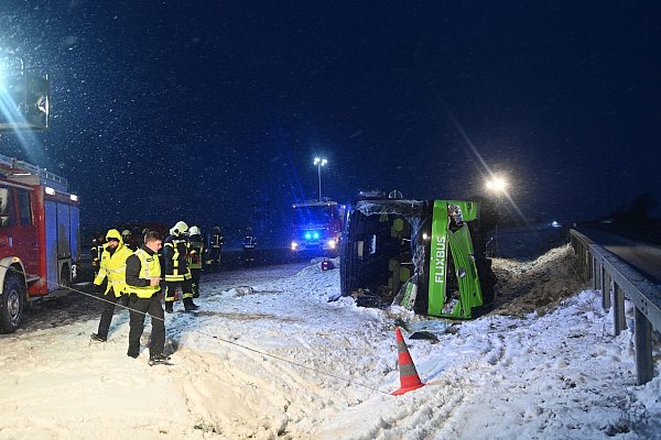 Wie es zu dem Unfall kam, ist bislang unklar. - © Stefan Csevi/dpa
