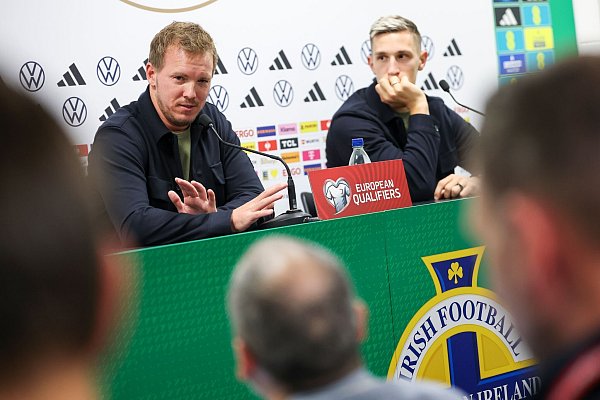 Bundestrainer Julian Nagelsmann (l) und Verteidiger Nico Schlotterbeck bei der Pressekonferenz vor dem Nordirland-Spiel. - © Christian Charisius/dpa