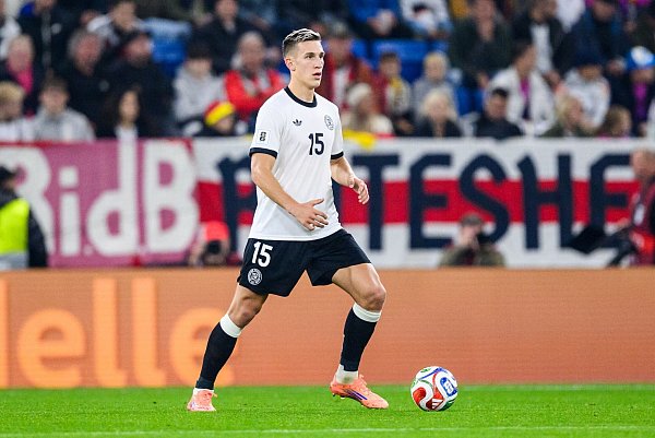 Nico Schlotterbeck am Ball bei seinem Länderspiel-Comeback gegen Luxemburg. - © Tom Weller/dpa