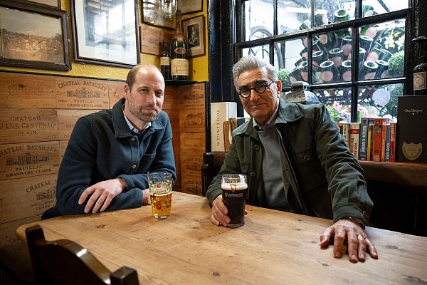 Eugene Levy (r) und Prinz William in einer Folge der Reise-Serie «Urlaub wider Willen mit Eugene Levy». - © Ian Gavan/Apple TV+/dpa