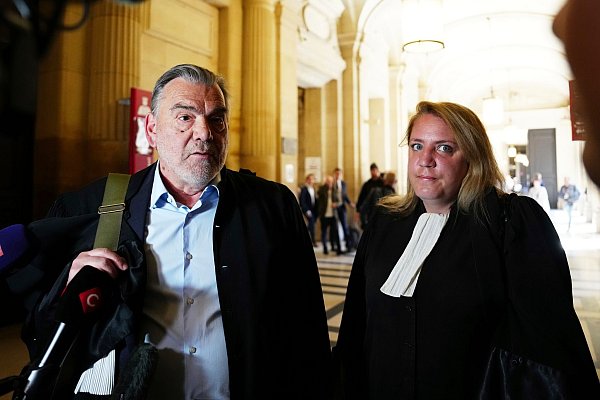 Der Prozess im Pariser Justizpalast stößt auf enormes Interesse - © Aurelien Morissard/AP/dpa