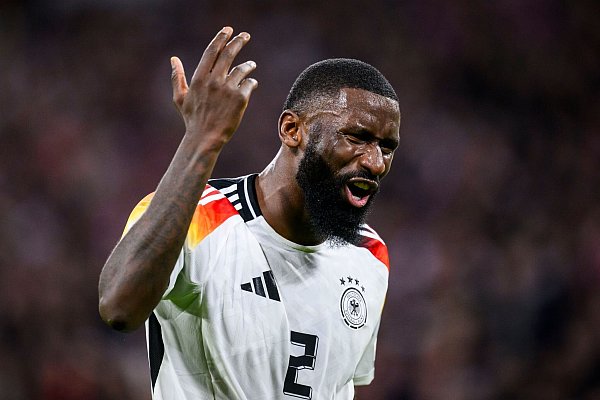 Abwehrchef Antonio Rüdiger muss nach einer Operation für längere Zeit pausieren. - © Tom Weller/dpa