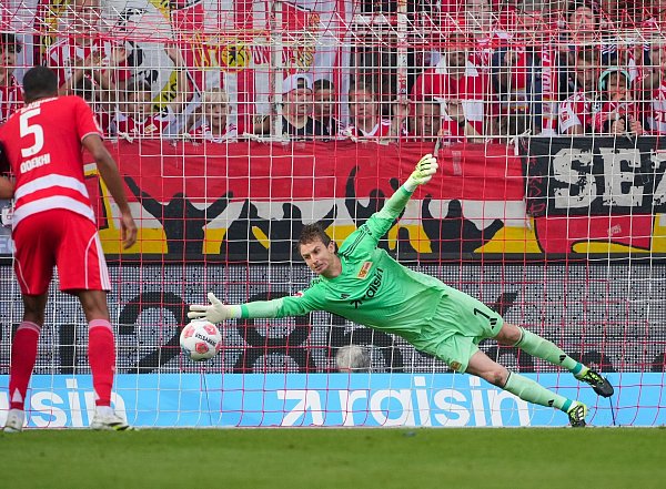 Union-Keeper Rönnow ahnt beim Elfmeter die richtige Ecke. - © Soeren Stache/dpa