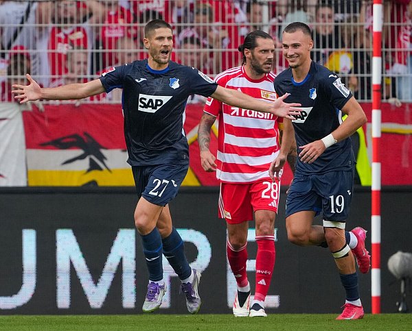 Jubelt über sein Elfmeter-Tor: Hoffenheims Andrej Kramaric. - © Soeren Stache/dpa
