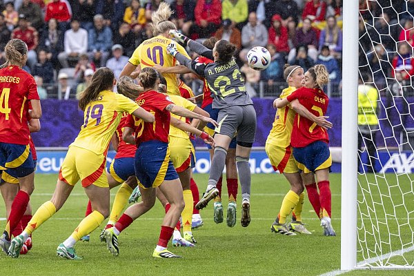 Bei Belgiens 1:1 gibt Torhüterin Adriana Nanclares keine gute Figur ab. - © Peter Schneider/KEYSTONE/dpa