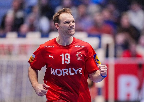 Welthandballer Mathias Gidsel ist mit Dänemark nur noch zwei Siege vom WM-Titel entfernt. - © Soeren Stache/dpa