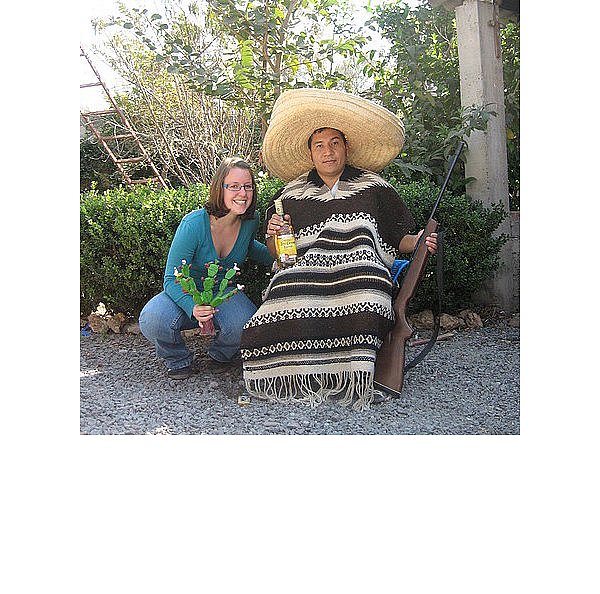 Caroline Obermeyer hat für dieses Foto alle Klischees vereint: Sombrero, Kaktus und Gewehr.