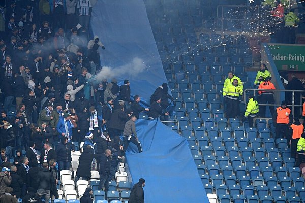 Ausschreitungen beim Spiel Hansa Rostock - Dynamo Dresden. - © Michael Schwartz/dpa