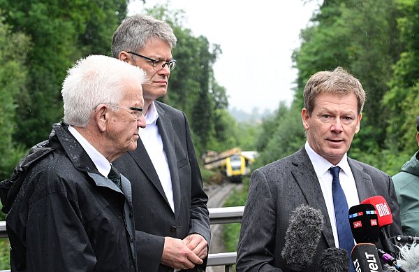 Bahnchef Lutz ringt um Fassung. - © Bernd Weißbrod/dpa