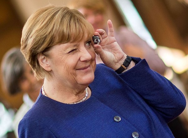 Als Glücksbringer gilt der Hühnergott, ein Stein mit natürlich entstandenem Loch. (Archivbild) - © picture alliance / Jens Büttner/dpa-Zentralbild/dpa