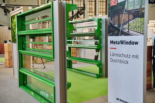 Entlang der Hamburger S-Bahn-Strecke der S4 verbaute die Bahn probeweise erstmals durchsichtige Lärmschutzwände (Archivbild) - © Dominic Dupont/Deutsche Bahn AG/dpa