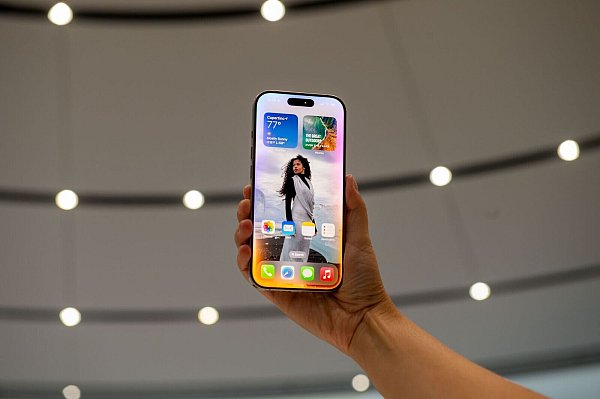 Die Pro-Versionen des iPhone 16 bekommen etwas größere Displays als bisher. - © Andrej Sokolow/dpa