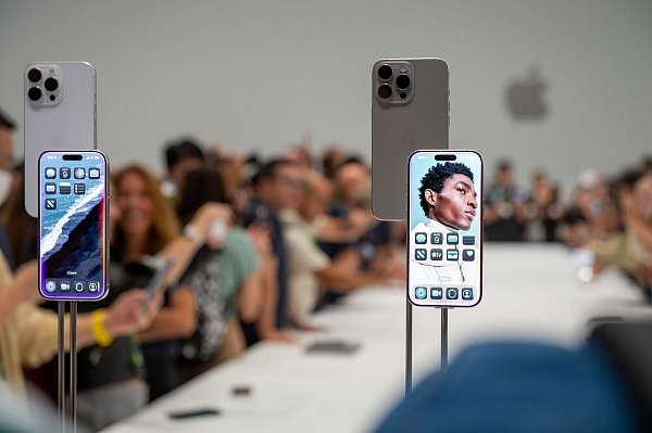 Wenn die neue Version der Sprachassistentin Siri aktiv ist, erkennt man das an einem bunt leuchtendem Rahmen um den Display. - © Andrej Sokolow/dpa