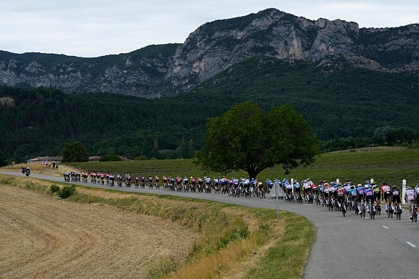 Das Fahrerfeld auf der 17. Etappe der Tour de France auf dem Weg nach Valence. - © Mosa\\\'ab Elshamy/AP/dpa