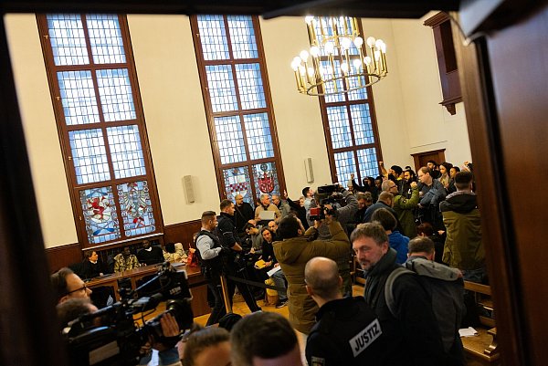 Zuschauer demonstrieren nach dem Urteil im Prozess mit fünf angeklagten Polizeibeamtinnen und -beamten im Gerichtssaal des Landgerichts. - © Rolf Vennenbernd/dpa