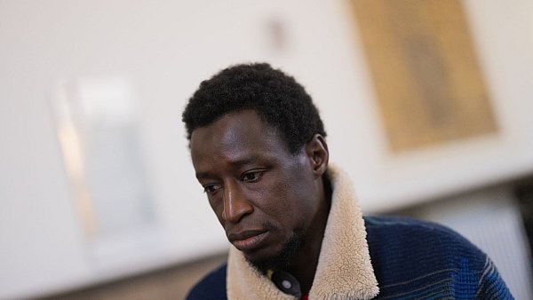 Sidy Drame, Bruder des getöteten Mouhamed Drame, steht nach dem Urteil vor dem Gerichtssaal. - © Rolf Vennenbernd/dpa