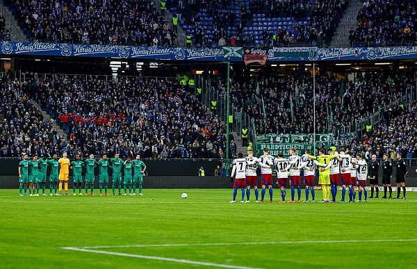 Im Volksparkstadion wird der Opfer der Attacke auf dem Weihnachtsmarkt in Magdeburg gedacht. - © Axel Heimken/dpa