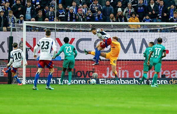 Mit seinem neunten Saisontor zur Stelle: Davie Selke (M). - © Axel Heimken/dpa