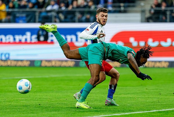 Rettungstat: HSV-Verteidiger William Mikelbrencis (hinten) stoppt Fürths Noel Futkeu. - © Axel Heimken/dpa