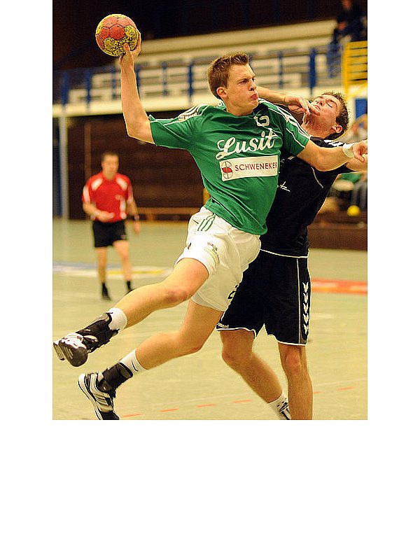 Lukas Budde (mit Ball), hier in einer Szene aus dem Spiel beim ASV Hamm II, bevor er sich die Bänderverletzung zuzieht. - © FOTO: JÜRGEN KRÜGER
