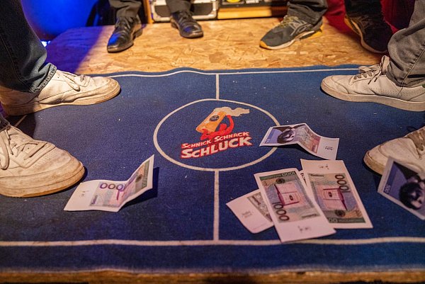 Die Zuschauer wetten auf ihre Favoriten. - © Thomas Banneyer/dpa