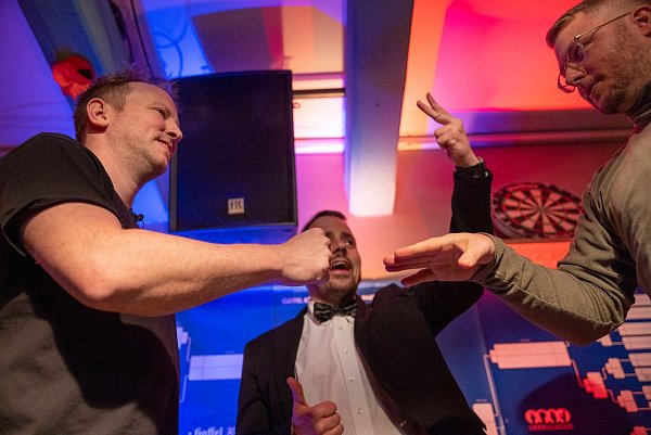 Beim Weltcup in Köln treten Spieler im «Schnick-Schnack-Schnuck» gegeneinander an - hier «Rollender Stein» (links) und «Dennis 508» (rechts). - © Thomas Banneyer/dpa