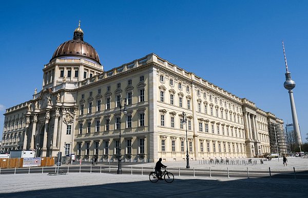 Nach einer offenen Diskussion mit den Chören und der künstlerischen Leitung habe sich die Stiftung Humboldt Forum entschieden, das Wort «Oberindianer» auszulassen. (Archivbild) - © Jens Kalaene/dpa
