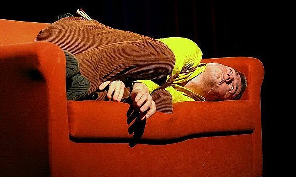 Johann König fällt auf seinem Requisit immer wieder mal in Sekundenschlaf. Das Publikum hats nicht gestört. - © FOTO: CAROLIN NIEDER-ENTGELMEIER