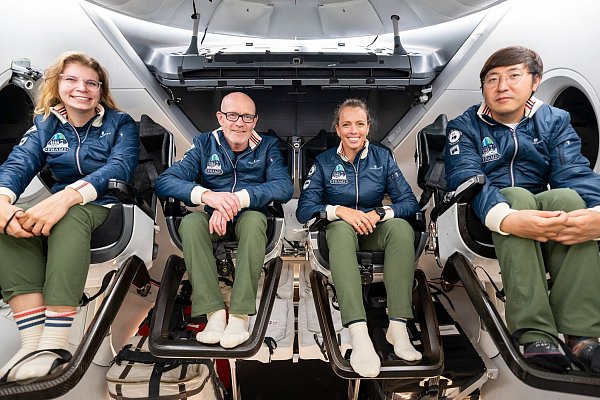 Die Crew von Rabea Rogge (links) hat lange in einer «Dragon»-Kapsel von SpaceX trainiert. - © -/SpaceX/dpa