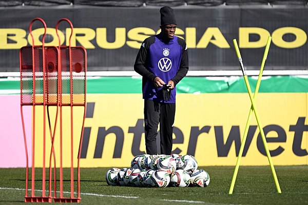 Yann-Aurel Bisseck zählt erstmals zum DFB-Kader. Für den Verteidiger von Inter Mailand ist das Hinspiel gegen die Italiener ein Heimspiel. - © Federico Gambarini/dpa
