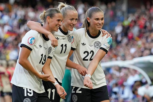 Die deutschen Fußballerinnen erinnern an ihre verletzte Kapitänin Giulia Gwinn. - © Martin Meissner/AP/dpa