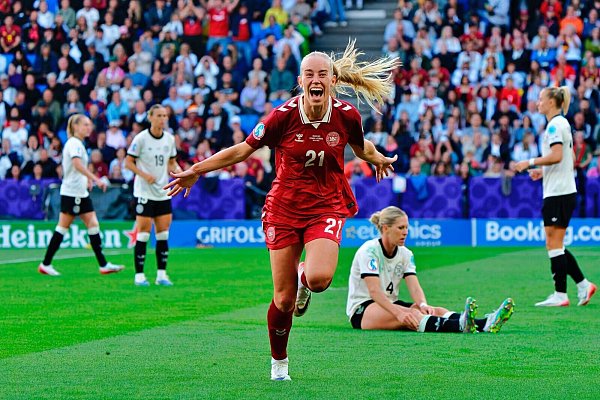 Amalie Vangsgaard bringt Dänemark in Führung. - © Emmanuele Mastrodonato/LiveMedia-IPA/ZUMA Press Wire/dpa