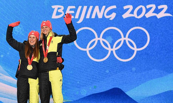 Katharina Hennig und Victoria Carl gewannen 2022 sensationell Olympia-Gold. (Archivbild) - © Angelika Warmuth/dpa
