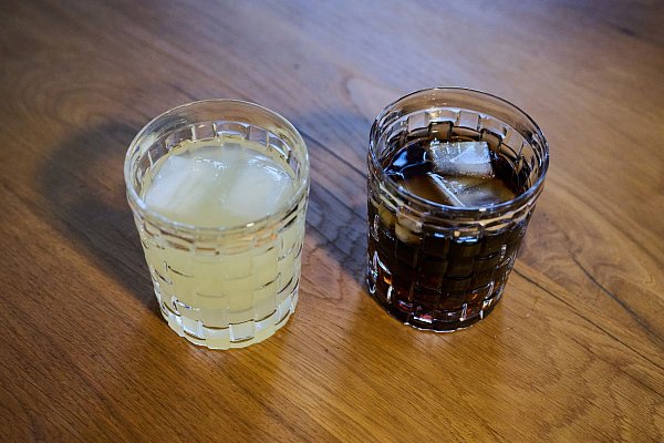Zwei unterschiedliche Arten Softdrinks mit Eiswürfeln stehen auf einem Tisch - © Annette Riedl/dpa
