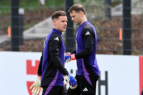 Marc-André ter Stegen (l) ist derzeit verletzt, Manuel Neuer zeigt beim FC Bayern unverändert starke Leistungen. (Archivbild) - © Federico Gambarini/dpa
