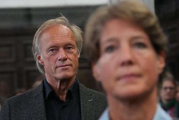 Der ehemalige Fernsehmoderator Gerhard Delling hat laut einem Zeugen angeboten, die Kinder von Glücksburg nach Hamburg zu fahren. - © Marcus Brandt/dpa/dpa Pool