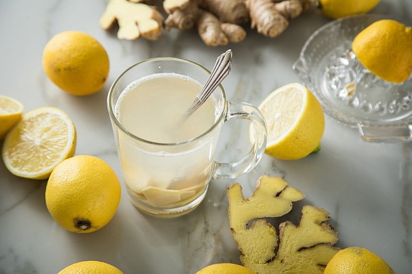 Scharfmacher wie Ingwer sollen Viren und Bakterien das Leben schwer machen, die Zitrone macht Vitamin-C-Brausetabletten verzichtbar. - © Christin Klose/dpa-tmn