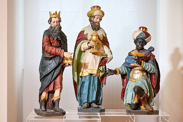 Die Heiligen Drei Könige im Nazarener Stil. Hier aus der aktuellen Krippenausstellung im Kloster Schussenried. - © Felix Kästle/dpa