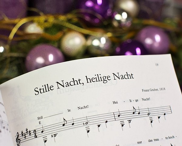 Noten zum Weihnachtslied «Stille Nacht, heilige Nacht». Das Lied erdachte sich ein Hilfspriester und ein Volksschullehrer um 1818 in einem kleinen Dorf nahe Salzburg. - © Michael Kappeler/dpa