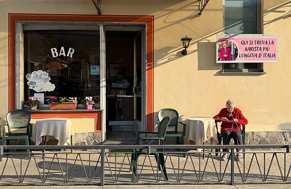 Das Café „Bar Centrale“ ist ein beliebter Anlaufpunkt. - © Christoph Sator/dpa