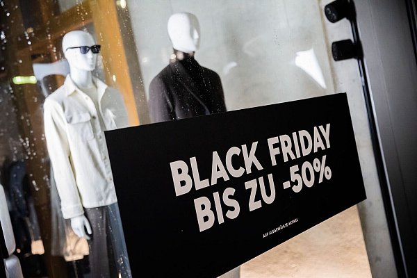 Wenn die Schnäppchen-Flut kein Ende nimmt, ist ständig Selbstkontrolle gefragt. (Archivbild) - © Christoph Soeder/dpa