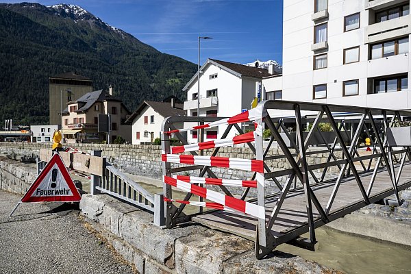 Im Gampel bereiten sich Einwohner auf die Flucht vor. - © Jean-Christophe Bott/KEYSTONE/dpa