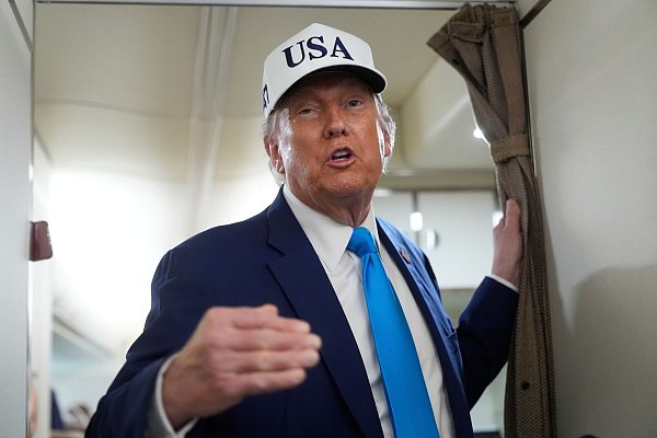 Trump hatte auf einem Flug über die Lieferung seltener Erden aus China gesprochen. - © Manuel Balce Ceneta/AP/dpa
