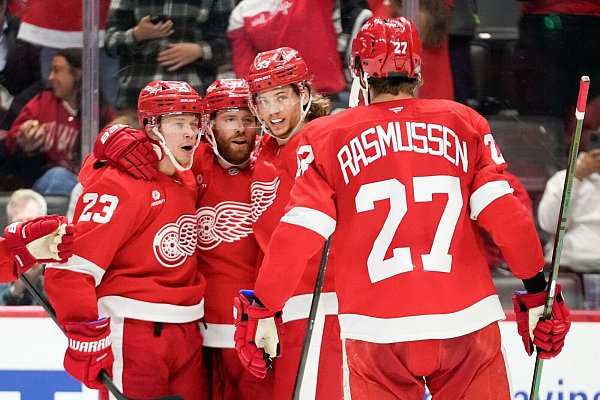 Moritz Seider (zweiter von rechts) erzielte sein erstes Saisontor - zum Sieg für die Detroit Red Wings reichte das nicht. - © Paul Sancya/AP