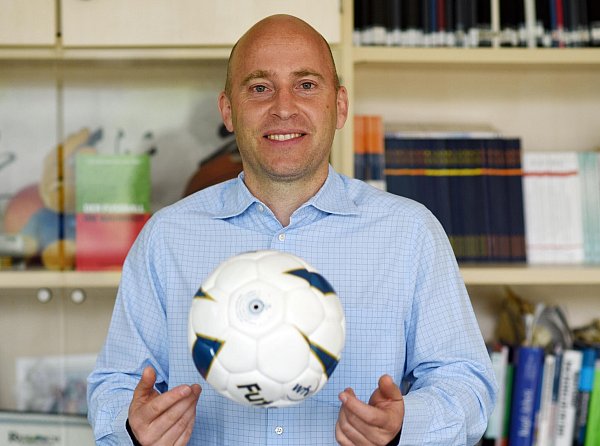 Sportwissenschaftler Daniel Memmert forscht zum Einsatz Künstlicher Intelligenz im Fußballgeschäft. - © Henning Kaiser/dpa